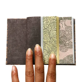 Carnet Index Miniature -7x10cm env. - 96p de papier vergé (blanc et crème) - Couverture rigide Lokta imprimé. Fait main au Népal.
